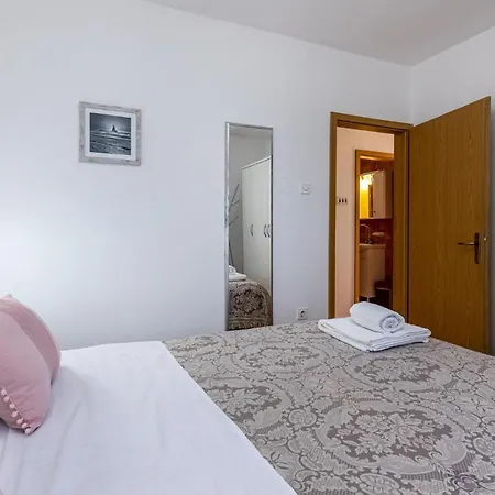 Amazing In With 1 Bedrooms And Wifi Apartment *